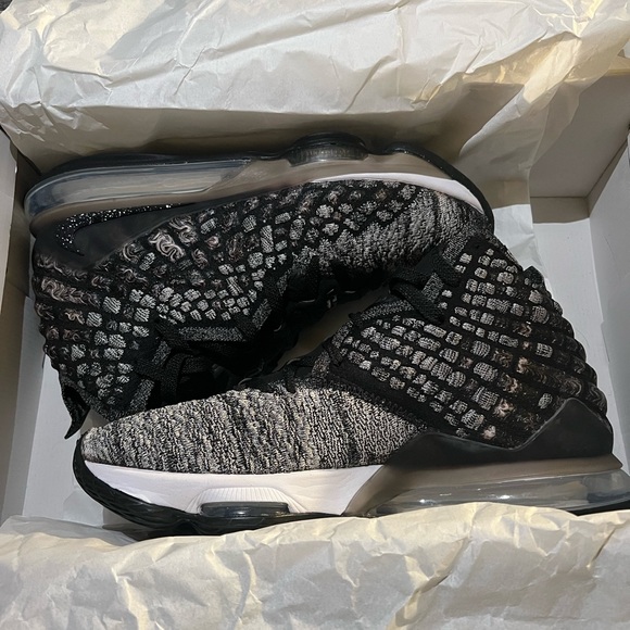 NIKE LEBRON 17 BLACK WHITE - Picture 6 of 10